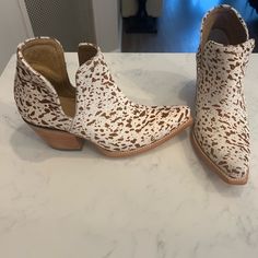 Never Worn Women's Size 10 Cow Print (White And Brown) Ariat Booties, Fatbaby Boots, Short Western Boots, Ariat Cowgirl Boots, Ariat Cowboy Boots, Black Leather Cowboy Boots, Low Heel Booties, Ariat Boots, Equestrian Boots