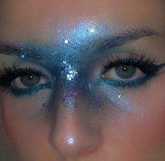 Bold Blue Makeup, Water Inspired Makeup Looks, Mermaid Make Up Ideas, Blue Face Paint Makeup, Mermaid Drag Makeup, Blue Alien Makeup, Geode Makeup, Aquatic Makeup, Blue Skin Aesthetic