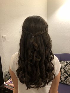 Quick And Pretty Hairstyles, Half Up Half Down Dama Hairstyles, Hair Ideas For A Party, Quince Court Hairstyles, Hairstyle For School Dance, Practical Magic Hairstyles, Hair Styles For Semi Formal, Cute Hairstyles Curled Hair, Hair Styles Long Curly Hair