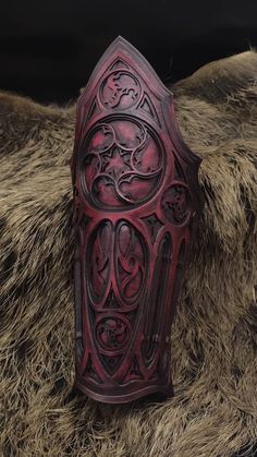 Bracelet made of leather with 4 layers of depth in Gothic style. 6mm thick, maximum comfort and protection. Leather Armband, Viking Thor, Armor Inspiration, Viking Pagan, Diy Leather Projects, Rose Window, Gothic Cathedral, Leather Armor, Style Gothic