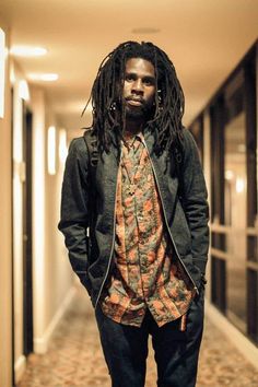 Chronixx Wallpapers, Jamaican Outfits Men, Rastafarian Outfits, Afro Hair Dye, Reggae Fashion, Mens Dreadlock Styles, Hair Like Wool, Rastafarian Culture, Short Dreads