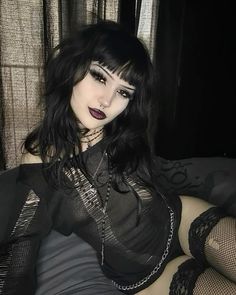 Goth Hair Women, 90s Goth Outfits Grunge, Gothic Emo Outfits, Alt Pic Ideas, Goth Make Up Looks, Emo Ponytail, Goth Picture Ideas, Goth Selfie Ideas, Goth Going Out Outfit