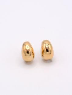 Get ready to elevate your earring game with our Big Bean Studs. These bold and fun studs are a popular style, adding a touch of classic clean style to any outfit. With their unique design, you're sure to turn heads and make a statement. We also love them paired with the Baby Beans as a second piercing pair. Sold as a pair. Earring back included. Metal: 14K Gold Vermeil or Sterling Silver