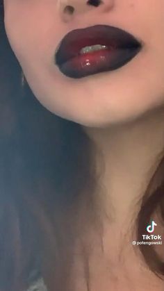 Female Ghostface Makeup, Holloween Makeup Vampire, Holloween Makeup Idea, Halloween Makeup Ideas Vampire, Black Angle Halloween Make Up, Halloween Vampire Makeup Easy, Vampire Makeup Looks Aesthetic, Aesthetic Vampire Makeup, Guy Vampire Makeup