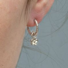 Cute Silver Accessories, Earrings 2 Piercings, Cute Silver Earrings, Earrings With Charms, Small Silver Hoop Earrings, Flower Hoop Earrings, Romantic Earrings, Flower Earring, Jewelry Accessories Ideas