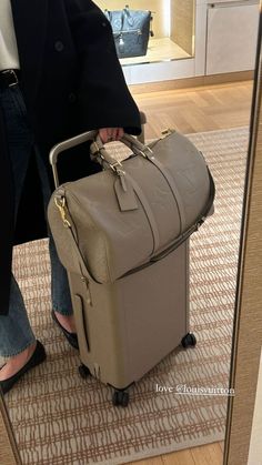 Designer Luggage Aesthetic, Luxury Travel Bags For Women, Luxury Luggage Aesthetic, Airport Bags Travel, Designer Travel Bag, Luxury Travel Outfit, Travel Bag Aesthetic, Aesthetic Luggage, Designer Suitcase