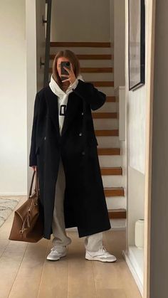 Dark Neutral Aesthetic Outfit, New York Basic Outfits, Rainy Formal Outfit, Preppy Essentials Wardrobe Basics, Hoodie Under Coat, How To Style Black Coat, Preppy Grunge Outfits, Grunge Style Winter, Long Black Coat Outfit