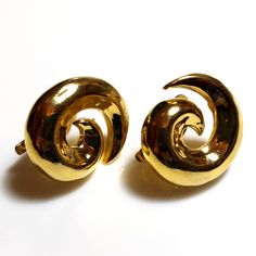 Vintage signed M&S (by Marks & Spencer) clip on earrings. Shiny gold tone earrings have a shape of comma.   Metal: gold tone metal Mark: M%S Brand: Marks & Spencer Measures: 25 x 22 mm (1 x 0.87 inch)  Condition: excellent wearable condition, like new Vintage Yellow Gold Plated Clip-on Earrings, Vintage Gold Plated Clip-on Earrings For Formal Occasions, Gold-tone Brass Clip-on Earrings For Formal Occasions, Gold-tone Round Clip-on Earrings For Formal Occasions, Gold-tone Clip-on Earrings For Formal Occasions, Gold-tone Round Clip-on Earrings For Formal Events, Formal Gold Brass Clip-on Earrings, Collectible Gold Clip-on Jewelry, Retro Gold Earrings For Anniversary