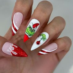 Celebrate the holidays with 27 Festive Grinch Nail Designs for 2024, a collection of easy acrylic, gel, and natural nail ideas perfect for creating festive looks. These short and simple designs are great for any occasion, with step by step tutorials that make it easy to achieve a fun Grinch-inspired art look. Choose from nail shapes like almond, square, or oval to suit your style. Santa Nails, Natural Nail Art, December Nails, Christmas Manicure, Christmas Nail Art Designs, Holiday Nail Art, Name Ring, Pretty Christmas, Festival Nails