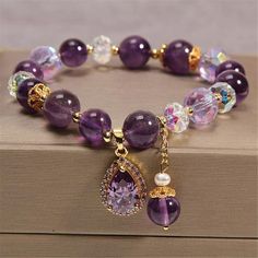 Natural Purple Crystal Bracelet Women's Retro Bracelet Bracelet Features: Extracted from natural minerals, alternating purple and white, making it beautiful, and a long time not to get bored. Amethyst is healing stones that can bring a certain amount of energy, which can reduce anxiety, improve attention and improve sleep quality to some extent. At the same time, it is also the of honesty, love. Because every amethyst is different, the bracelet you receive is unique. This gift is suitable for yo قلادات متدلية, Gelang Manik-manik, Pola Gelang, Gelang Manik, Beads Bracelet Design, Fancy Jewellery, Jewelry Making Charms, A Bracelet, Beaded Bracelets Diy