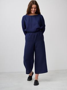 "RILEY is a wide leg cropped linen culottes. DETAILS - Cropped length - Seam pockets - Wide leg - Elasticated waist - 100% lightweight European linen fabric - Cut and sewn to order just for you in our studio COLOR - Navy Blue, you can also choose other colors above - Fabric samples are available here https://www.etsy.com/listing/586569696/linen-fabric-samples SIZING & FIT - Fits true to size - Model is 5'6\" / 172 cm and wearing a size M CARE FOR LINEN - Machine wash up to 30ºC/86ºF gentle cycle - Lay flat to dry or tumble dry low - Warm iron if needed - Do not bleach SIZE GUIDE Size conversion guide Size XS (US 0-2, IT 36-38, UK 4-6, Japan 3-5, France 32-34) Size S (US 4-6, IT 40-42, UK 8-10, Japan 7-9, France 36-38) Size M (US 8-10, IT 44-46, UK 12-14, Japan 11-13, France 40-42) Size L ( Cropped Linen Workwear Bottoms, Relaxed Fit Culottes With Pockets, Straight Linen Culottes With Pockets, Relaxed Fit Wide Leg Culottes With Pockets, Relaxed Fit Linen Wide Leg Culottes, Relaxed Fit Linen Ankle-length Culottes, Relaxed Fit Linen Cropped Bottoms, Relaxed Fit Cropped Linen Bottoms, Ankle-length Linen Culottes With Pockets