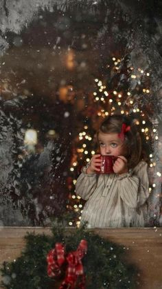 Toddler Christmas Photos, Christmas Photoshoot Kids, Fun Christmas Photos, Christmas Mini Shoot, Christmas Photography Family, Christmas Poses, Baby Christmas Photos, Holiday Mini Session, Christmas Shoot