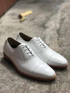 White Dress Shoes Men, Groom Wedding Shoes, Chukka Shoes, White Shoes Men, Cap Toe Shoes, White Dress Shoes, Dress Leather, Fashion Cap, Best Shoes For Men