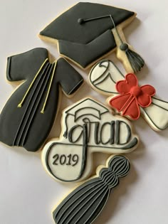 decorated cookies with graduation caps, gowns and tassels for the graduate's day