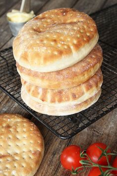 some bread is on a wire rack next to tomatoes