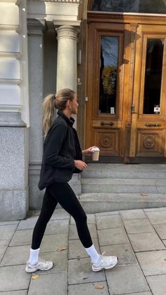 Womens Effortless Style, Model Off Duty Autumn, Scandinavian Workout Outfit, Athleisure Outfits Rainy Day, Cozy Weekend Outfit, Winter Outfits Athleisure, Elegant Athleisure Outfits, Autumn Sport Outfit, Hgw Outfit