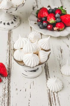 How to make a French meringue with this quick and easy recipe with only 2 ingredients, egg whites and caster sugar for a fluffy meringue with a firm texture. Perfect as a frosting, filling or small baked meringue cookies. Easy Meringue Recipe, Fluffy Meringue, Easy Meringues, French Meringue, Pork Floss, Meringue Cookie Recipe, Mini Meringues, Baked Meringue, Powdered Food Coloring