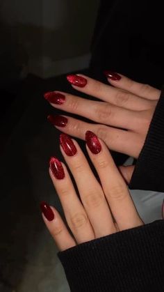 Red Sparkly Dip Nails, Short Red Gel Nail Designs, Velvet Nails Tutorial, Christmas Velvet Nails, Velvet Nails Red, Velvet Nails Short, Birthday Red Nails, Bright Red Christmas Nails, Dark Red Sparkle Nails