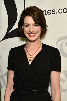 Pin for Later: Kate Middleton's Hair Defies Weather and Logic Anne Hathaway At the screening of her film Song One, Anne's chestnut bob was textured and tousled. Anne Hathaway Short Hair, Anne Hathaway Hair, Celebrity Bobs Hairstyles, Sarah Drew, Jenny Mccarthy, 2015 Hairstyles, Super Short Hair, Diane Lane, Hair 2018