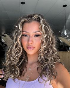 18 Money Piece Curly Hair Styles To Give Your Curls A Pop Of Color Light Brown Hair With Blonde Money Piece, Curly Hair Money Piece, Brown Hair With Blonde Money Piece, Money Piece Curly Hair, Blonde Balayage Curly Hair Natural, Twists Short, Baddie Curly Hairstyles, Blonde Highlights Curly Hair, Stylish Braids