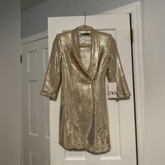 A Fun Blazer In Great Condition With Tags ! Zara Blazer Dress, Long Blazer Jacket, Zara Gold, Zara Blazer, Long Blazer, Zara Jackets, Blazer Dress, Short Girls