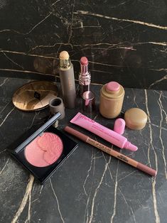 Makeup Flatlay, Fancy Cosmetics, Morning Makeup, Smink Inspiration, Makeup Items, Love Makeup, Hailey Bieber, Makeup Essentials, Girls Makeup