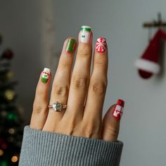 Christmas nail design ideas perfect for a stylish and festive winter look Flower Accent Nail, Nail Designs Holiday, Christmas Nail Designs Holiday, Christmas Nails Glitter, Gel Nail Art Designs