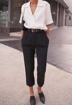 Work Black Pants Outfit, Summer Work Outfits For Petite Women, Chelsea Boots Outfit Professional, Women’s Oxfords Outfit, Black And White Professional Outfits, Womens Menswear Fashion, Classic Tailored Style Women, Black Polo Outfit Woman, Summer Outfits Work Office Wear