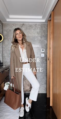 Luxury Off-white Pants For Work, Classic Beige Winter Pants, Pantalon Blanco Wide Leg, Old Money White Trousers Outfit, Chic Beige Pull-on Style Pants, Chick Outfit, Outfit Elegantes, White Jeans Outfit