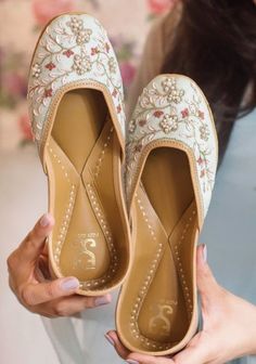 Kussa Shoes, Punjabi Juti, Punjabi Shoes, Pakistani Khussa, Pakistani Shoes, Indian Shoes, Shoes Aesthetic, Queen Outfit, Punjabi Jutti