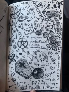 spooky doodles Grunge Drawing Ideas, Grunge Drawing, Doodles Easy, Doodle Page, Hand Doodles, Cute Easy Doodles, Cool Doodles