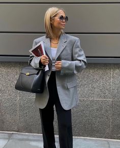 Practicum Outfit, Layering Street Style, Professional Chic, Work Outfit Office, Lawyer Outfit, Blazer Outfits For Women, Bag Obsession