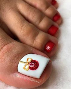 Christmas nails art. Pedicure Christmas Ideas, Christmas Pedicure Ideas, Christmas Pedicure Designs, Christmas Toenails, Christmas Pedicure, Nail Designs Toenails, Toenails Designs, Foot Nail Art, Red Pedicure