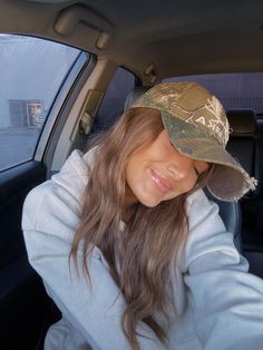 Country Baseball Caps Women, Womens Hunting Hat, Fishing Hat Outfit Women, Baseball Cap Picture Ideas, Army Hat Outfit, Camo Baseball Hat Outfit, Camo Cap Outfit, Stagecoach Hair, Camo Hat Outfit