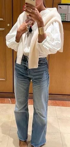 Corduroy Button Down Outfit, Fall 2024 Fashion Trends Warm Weather, Structured Outfits For Women, End Of Summer Outfits Work, Corporate Casual Outfits, All White Fall Outfit, Oversized Blouse Outfit, Jeans And Tee Outfit, Classic Style Aesthetic