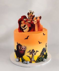 the lion king cake is made to look like it's coming out of the jungle