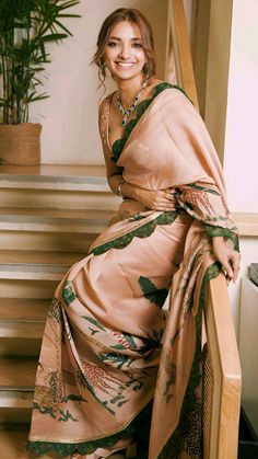 Boho Saree, Abhishek Malhan, Jiya Shankar, Lengha Blouse Designs, Dp Images, Whatsapp Dp Images