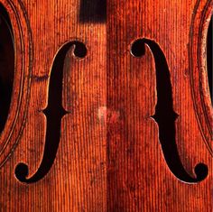 an old violin with the letter q on it's back and side paneling