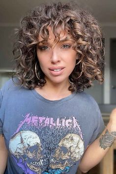 shaggy-long-bob-with-bangs-for-curly-girls Shaggy Curly Hair, Curly Shag, Curly Shag Haircut, Curly Hair Trends, Textured Curly Hair, Shag Haircuts