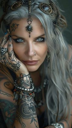 Nordic Sisterhood, Beyond Human, Look Boho Chic, Tattoed Women, Estilo Hippy, Advanced Style, Silver Fox, Outfits Winter, Interesting Faces