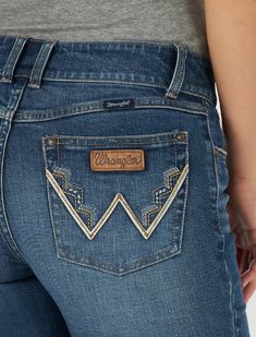 A BOOTCUT BRIMMING WITH RETRO VIBES Mae places a contemporary twist on our cowgirl cool aesthetic. All Wrangler® jeans for women are designed to accentuate your best assets, but our women's Retro® jeans go above and beyond. Wrangler® Retro® jeans pay tribute to our Western heritage with the iconic details you know and love, including the leather patch and authentic W stitching on the back pockets. Plus, these women's bootcut jeans come with a figure-flattering, mid-rise fit that's truly versatil Kimes Ranch Jeans, Wrangler Jeans Women's, Cute Western Outfits, Riding Jeans, Cool Aesthetic, Cute Country Outfits, Looks Country, Retro Jeans, Western Jeans