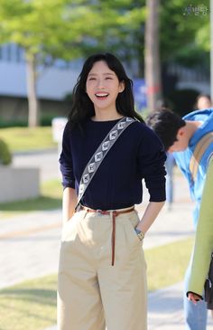 Spring Outfits Korea, Linen Style Fashion, Mom Daughter Outfits, Campus Outfit, Smart Casual Women, Trendy Fashion Tops