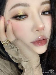 Black And Gold Douyin Makeup, Gold Douyin Makeup, Gold Makeup Aesthetic, Makeup Looks For Concerts, Dark Korean Makeup, Dreamy Makeup Look, Gold Make Up, Monochromatic Makeup, Golden Eye Makeup