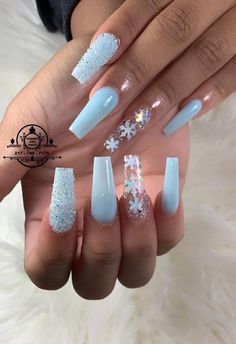 Cute Simple Winter Nails Acrylic, December Nails Christmas Blue, White And Blue Nails Christmas, Christmas Nails Winter Wonderland, Winter Themed Nails Acrylic, Snowman Nails Acrylic, Ice Blue Nails Winter Snow Queen