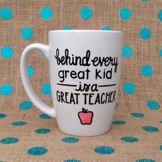 a coffee mug with the words behind every great kid is a great teacher on it