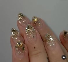 Simple Jewl Nails, Korean Gold Nails, Gold Fairy Nails, Gold Crystal Nails, Gold Gem Nails, Nails Gems Rhinestones, Gold Rhinestone Nails, Almond Glitter Nails, Nail Art Glamour