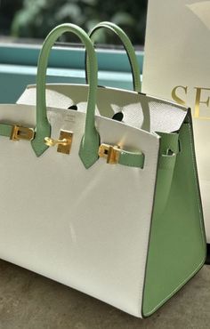 Luxury Trendy Green Bag, Hermes Birkin Collection, Green Birkin Bag, Green Kelly Hermes, Luxury Green Bag With Lock, Classy Mini Dresses, Hermes Birkin Crocodile Green, Fancy Purses