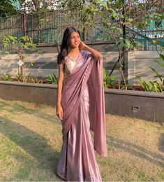 Farewell Sarees, Sarees For Girls, Simple Saree Designs, Lehenga Designs Simple, Fancy Sarees Party Wear, Saree Poses, Indian Saree Blouses Designs, Simple Sarees