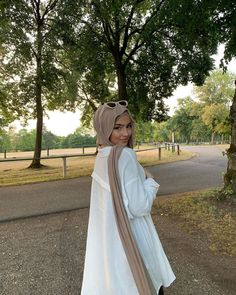 Outfit Ideas For Hijabis, Veiling Outfits, White Hijab Style, White Set Outfit, Christian Veiling, Drinks Outfit, Muslim Girl Outfits, Honey Eyes, White Hijab