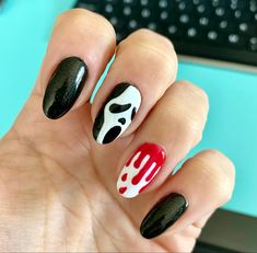 Halloween Nail Designs Horror, Horror Nails Scream, Scary Nails Short, Scary Short Nails, Cute Nail Designs Halloween, Halloween Nail Designs Ghost Face, Easy Horror Nails Designs, Halloween Nail Ideas Almond, Nail Inspired Halloween